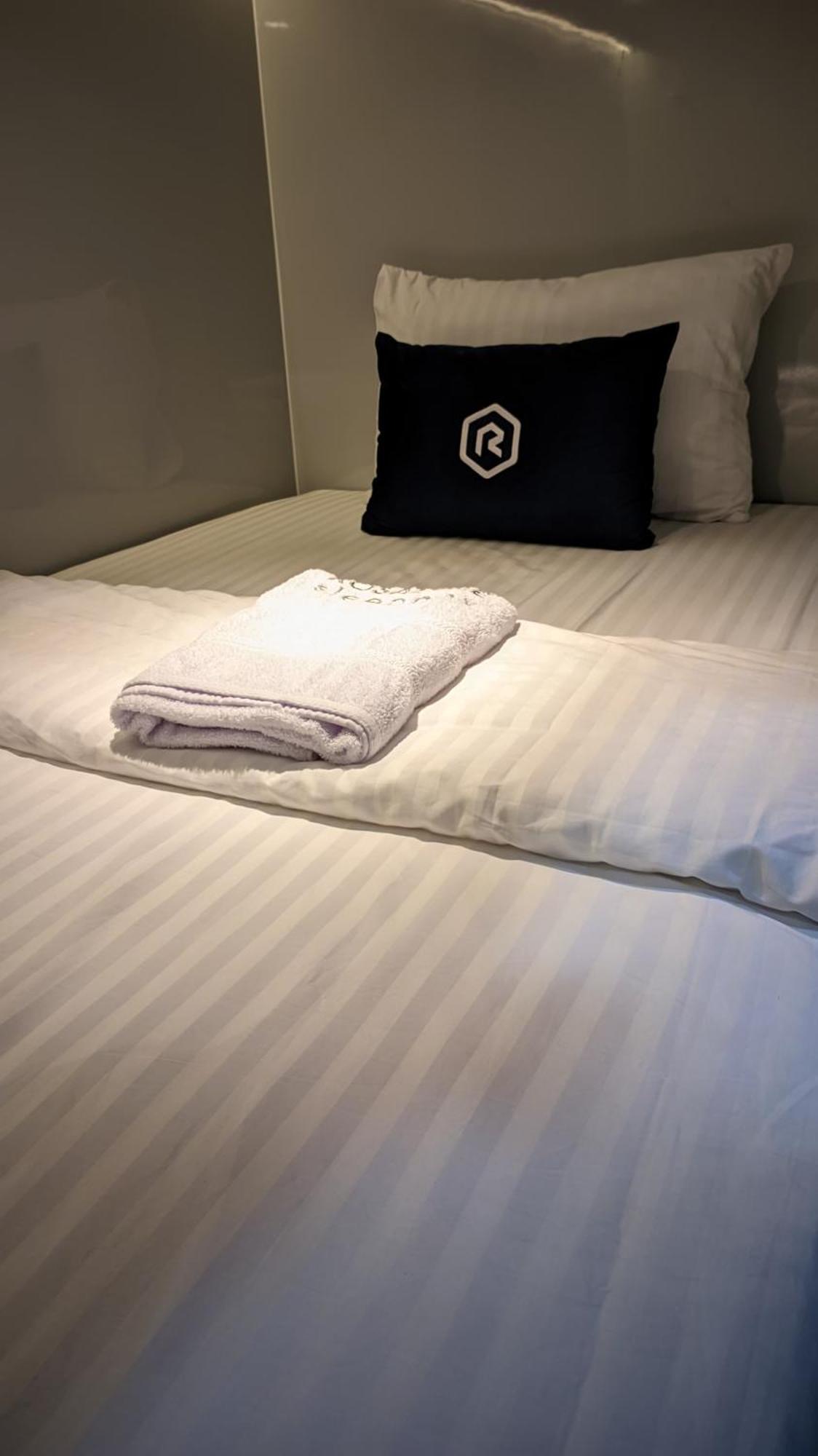 Hotel Rosalyne Sleepbox Tugu 2 à Yogyakarta Extérieur photo