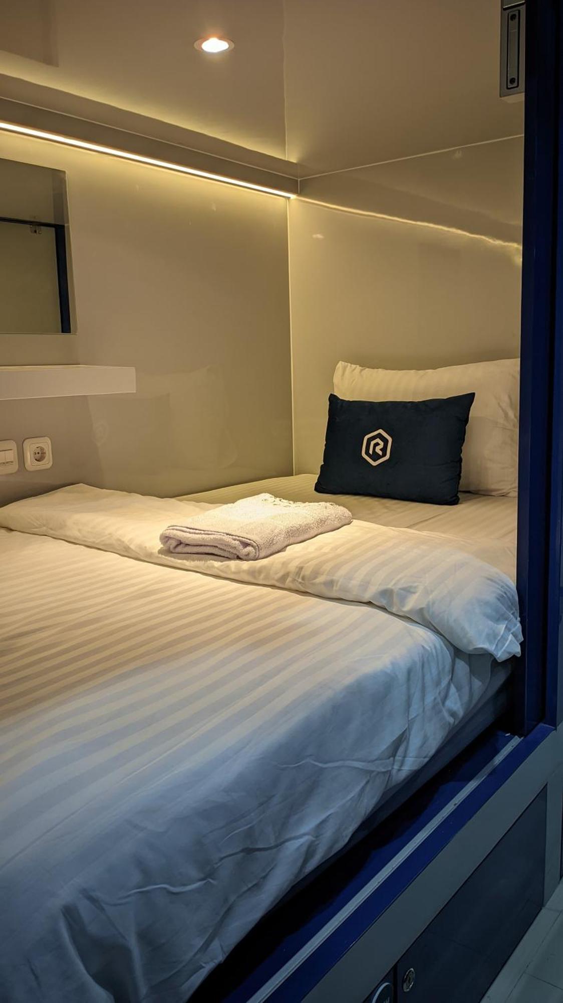 Hotel Rosalyne Sleepbox Tugu 2 à Yogyakarta Extérieur photo