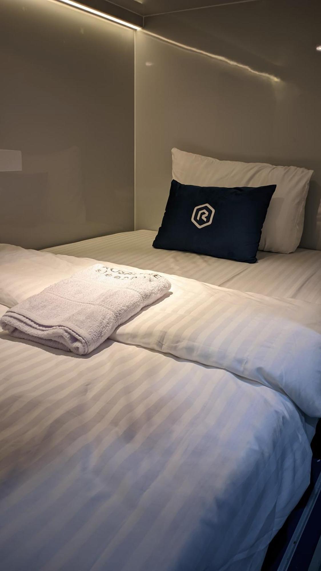 Hotel Rosalyne Sleepbox Tugu 2 à Yogyakarta Extérieur photo